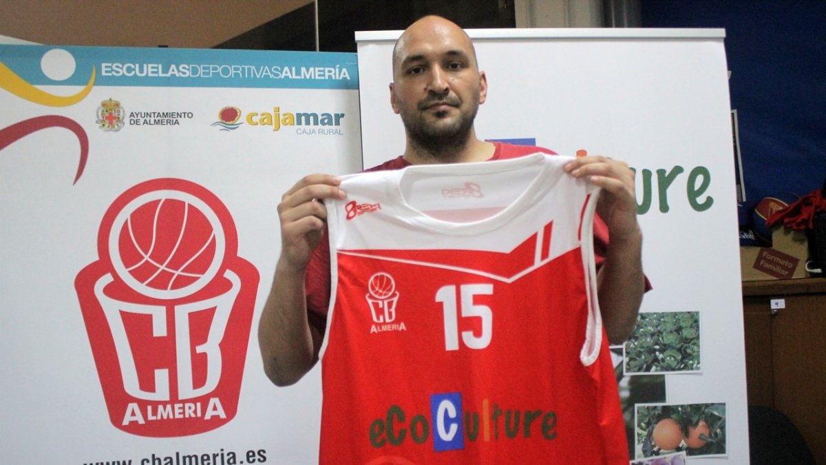 El último fichaje ya luce la camiseta roja.
