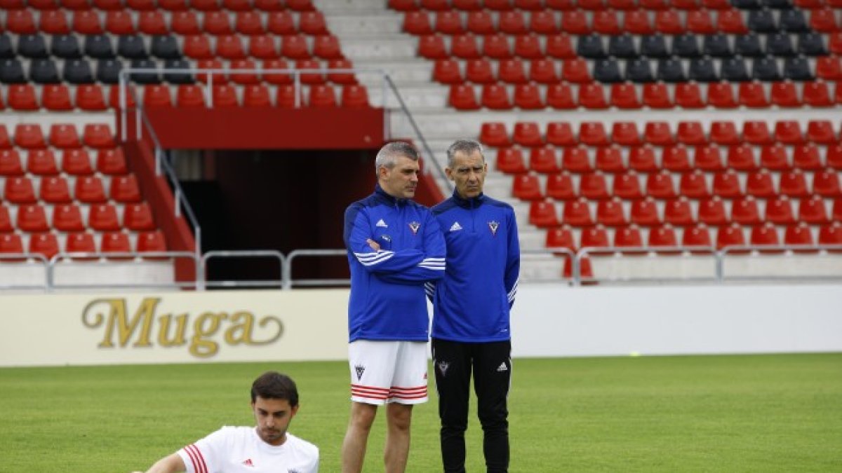 Carlos Terrazas (a la derecha) es director deportivo y entrenador.