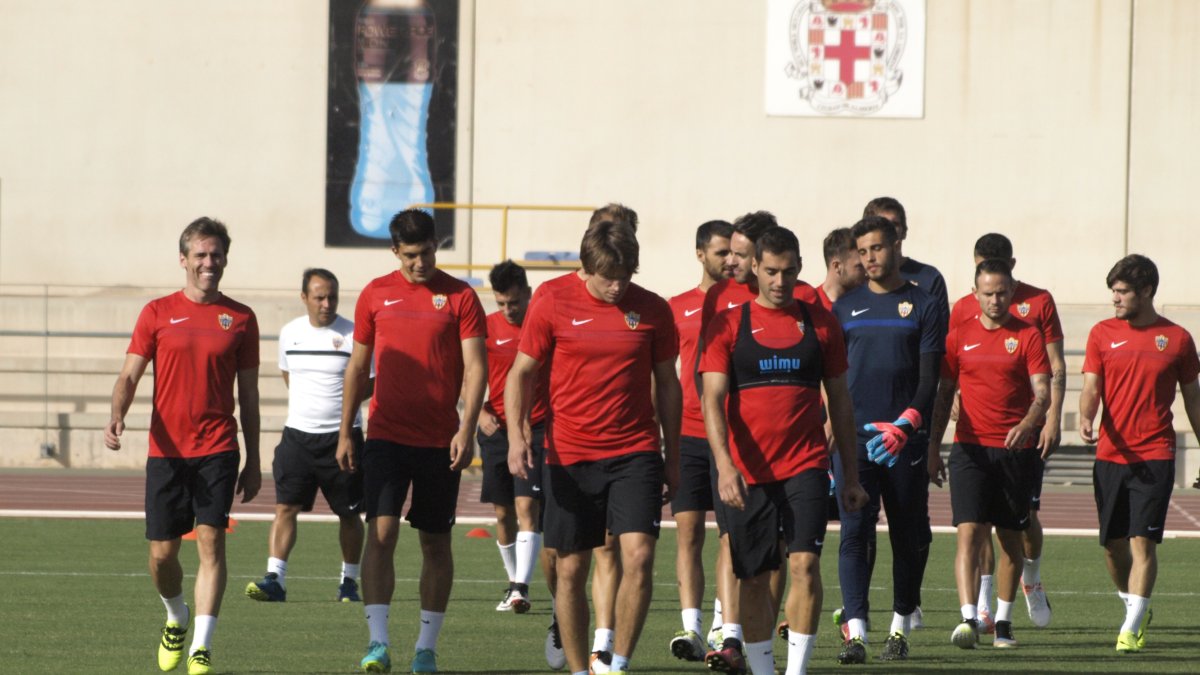 Corona, a la izquierda, en el entrenamiento.