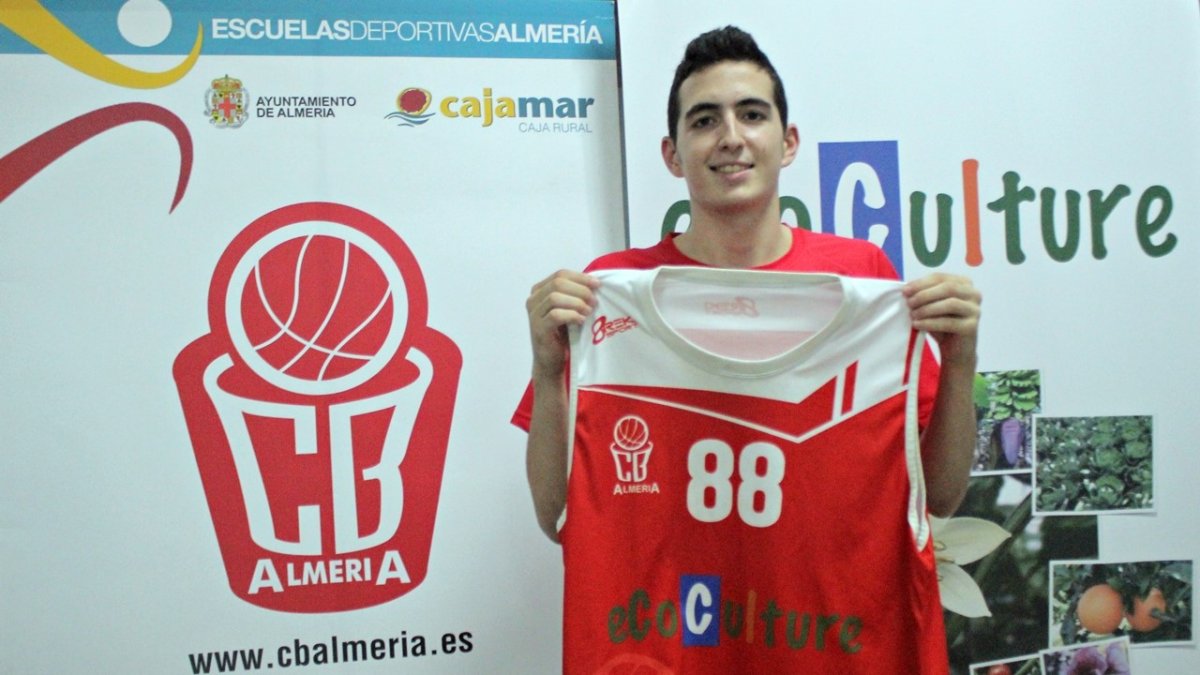 El jugador muestra la camiseta.