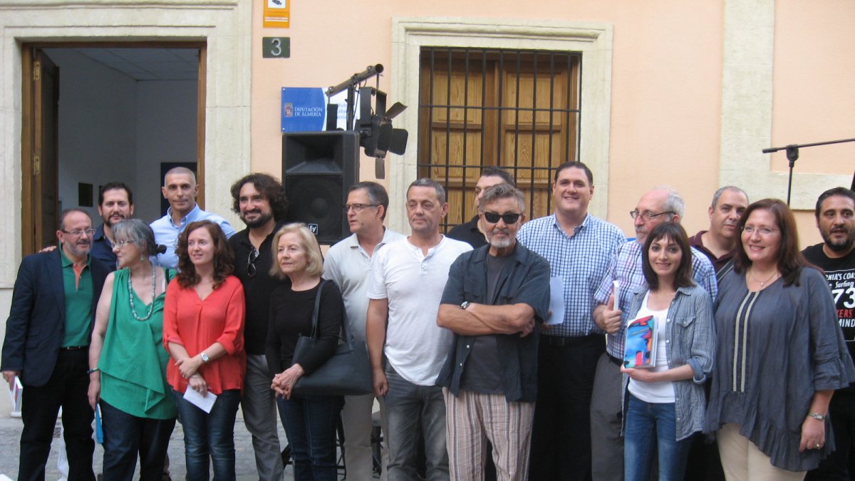 Foto de familia: director del IEA, poetas y organizadores.