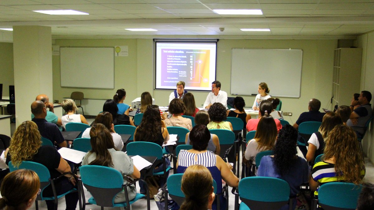 Reunión de la Mesa de Trabajo de Educación con la asistencia de miembros de Ampas.