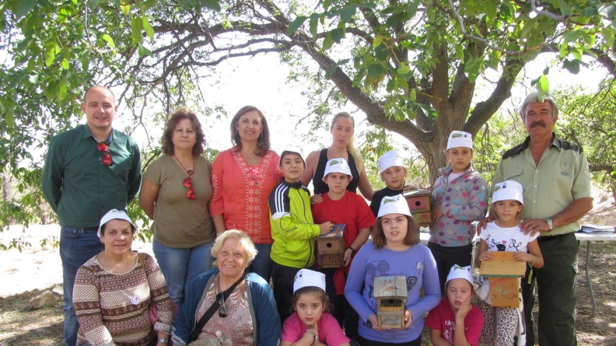 Escolares con miembros de SEO y ‘Serbal’ y el delegado de Medio Ambiente de la Junta, Antonio Martínez.