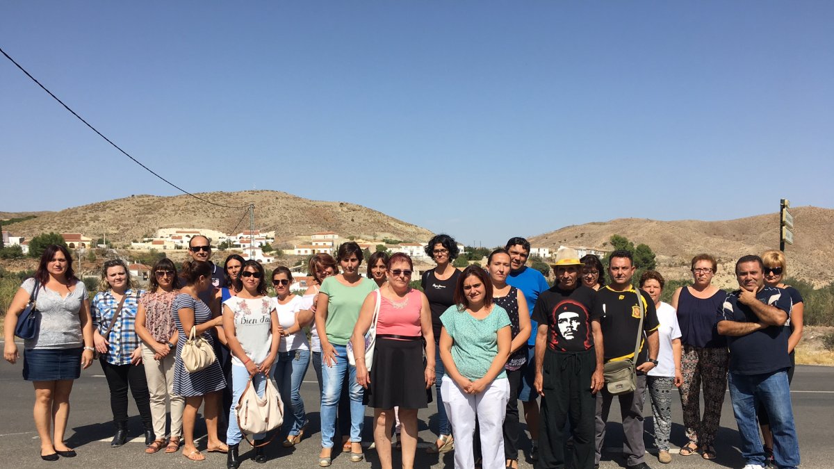 familiares y vecinos de la zona afectados por la eliminación de la parada de transporte escolar en ‘Los Cojos’.