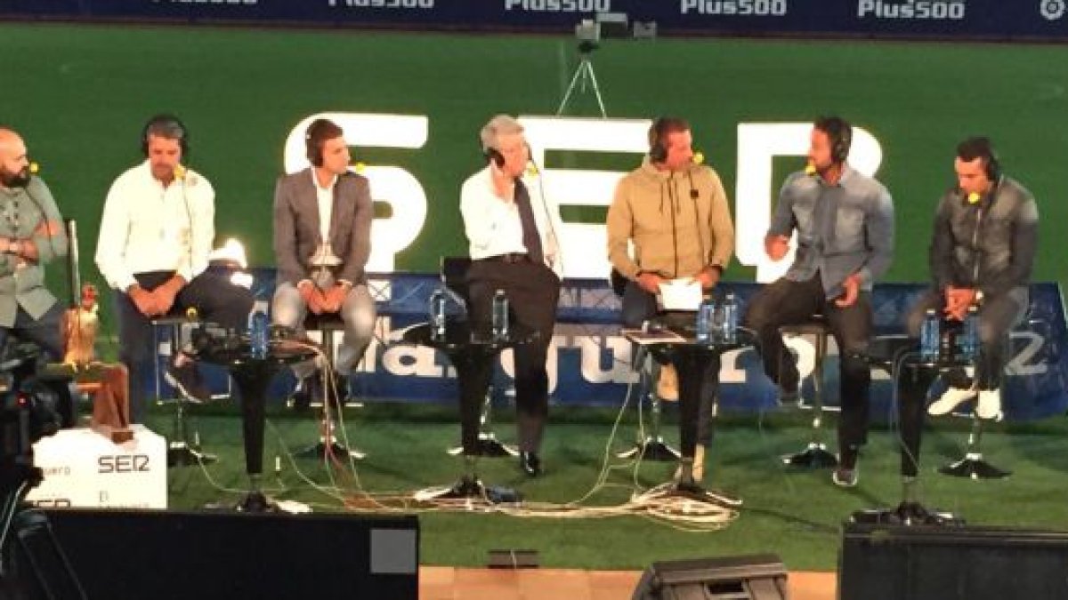 Equipo de gala en El Larguero.