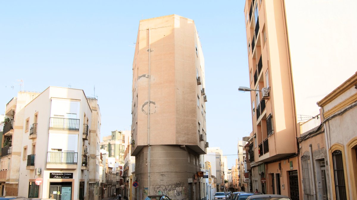 Extraño edificio entre las calles de Regocijos y Magistral Domínguez.