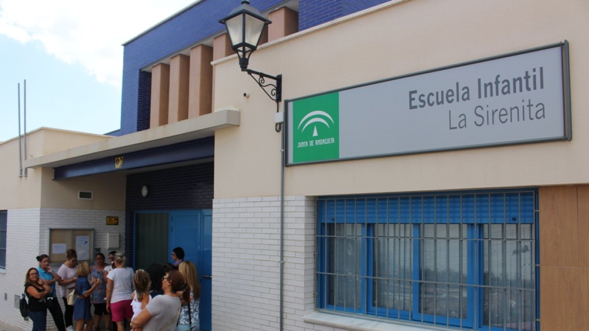 Familiares comentando la situación frente al centro.
