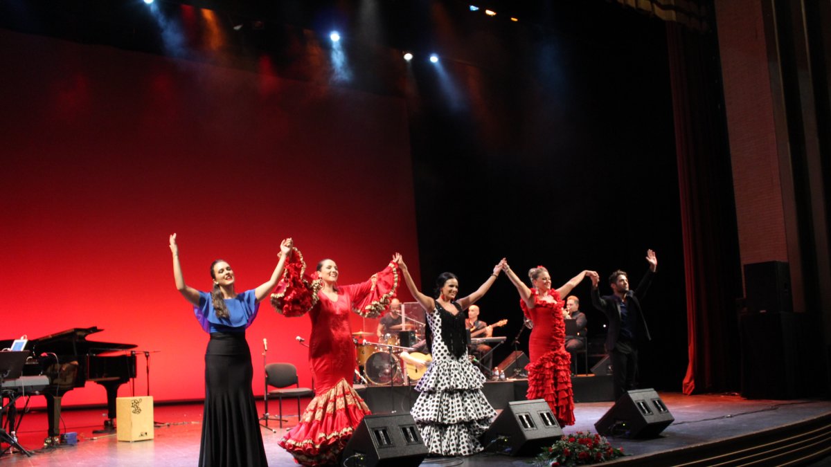 Las cantantes Sandra Arco, Cintia Merino y María Lozano, con los bailarines de ‘Se Llama Copla’, Agustín Barajas y Sara Cabello.