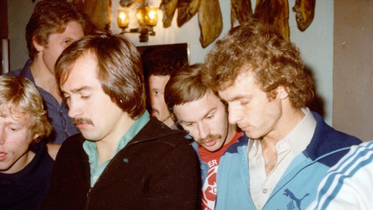 Uli Stielike con bigote rodeado de sus inseparables Bonhof y Verti Vogts.