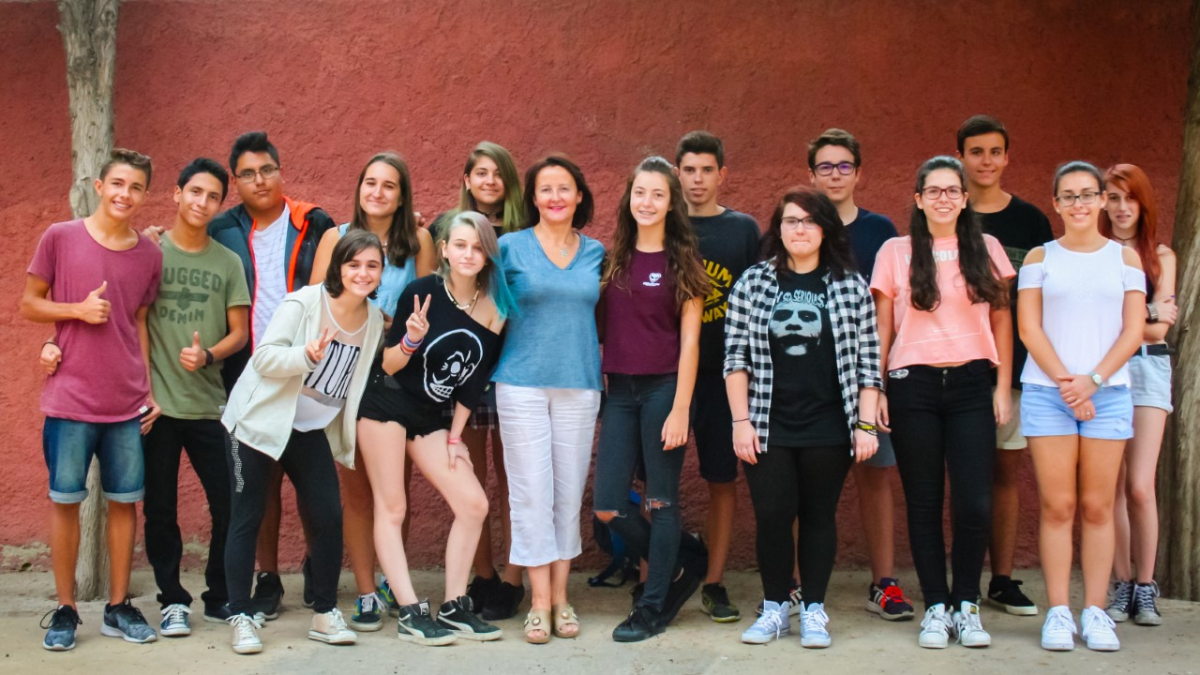 La profesora Isabel LLamas con los alumnos del IES?Azcona que optan a un premio por su proyecto ‘Bullyng’ y que ya son finalistas de entre 268 trabaj