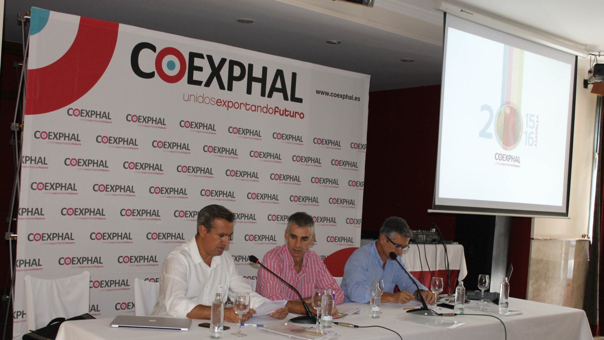 Asamblea de Coexphal celebrada ayer con Manuel Galdeano, en el centro de la imagen.
