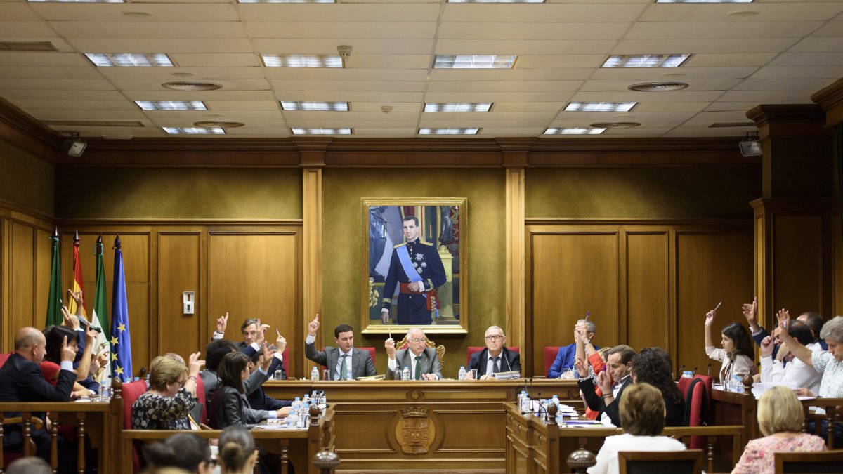 Momento de una votación en el Pleno de la Diputación celebrado ayer.