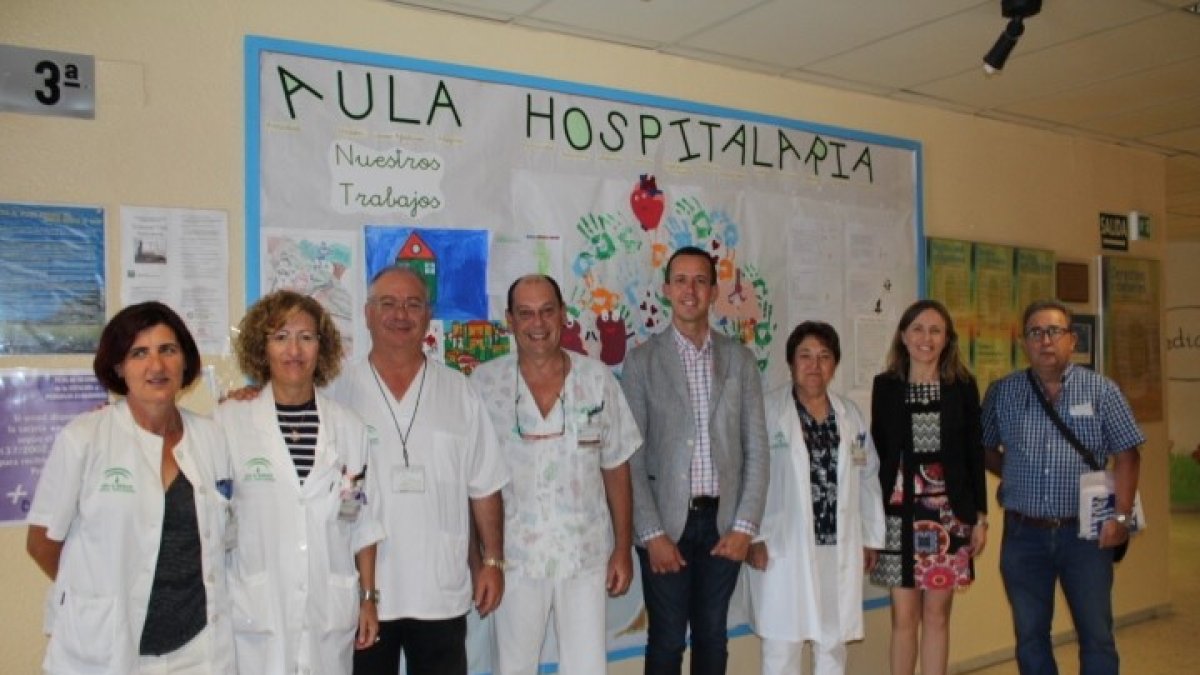 Foto en familia realizada durante la visita.