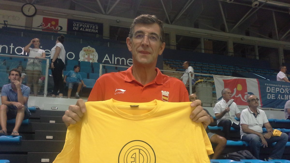 Granados muestra la camiseta de su vida.