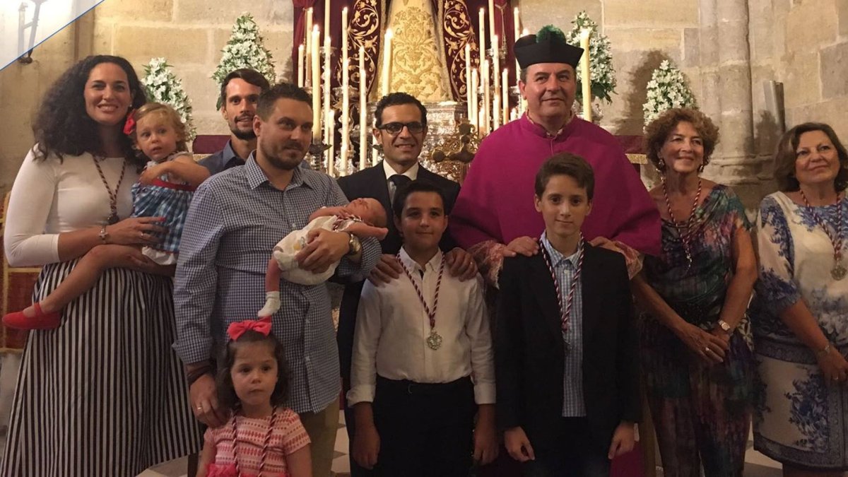 El hermano mayor, Isaac Vilches; y el consiliario, Juan José Martín Campos, con los hermanos que juraron las Reglas de la Hermandad.