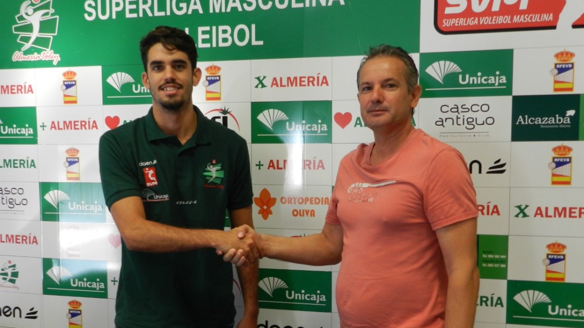 El nuevo jugador con una de las glorias de Unicaja Almería.