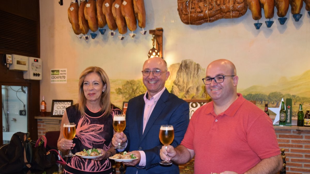 La concejala del Ayuntamiento de Almería, Lola de Haro, el rpesidente de ASHAL Diego García y Pedro Sánchez Fortún, propietario de la Taberna de Las