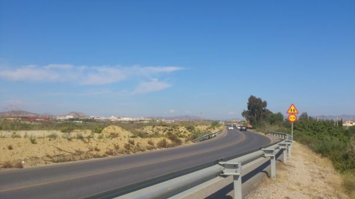 Imagen de la carretera A-352 a su paso por Vera