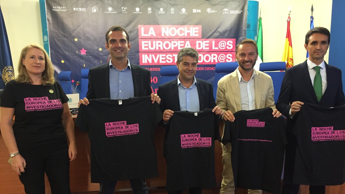 foto de familia en la sala de prensa de la Universidad de Almería.