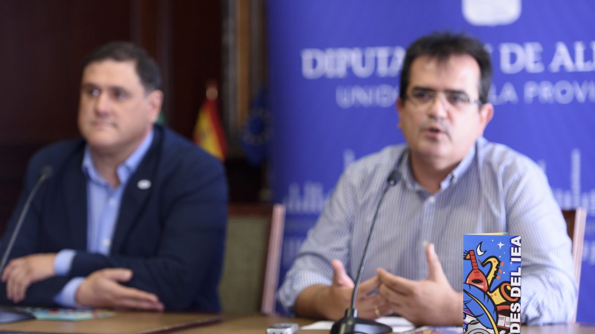 Francisco Alonso, coordinador del IEA, y Antonio J. Rodríguez, diputado de Cultura.