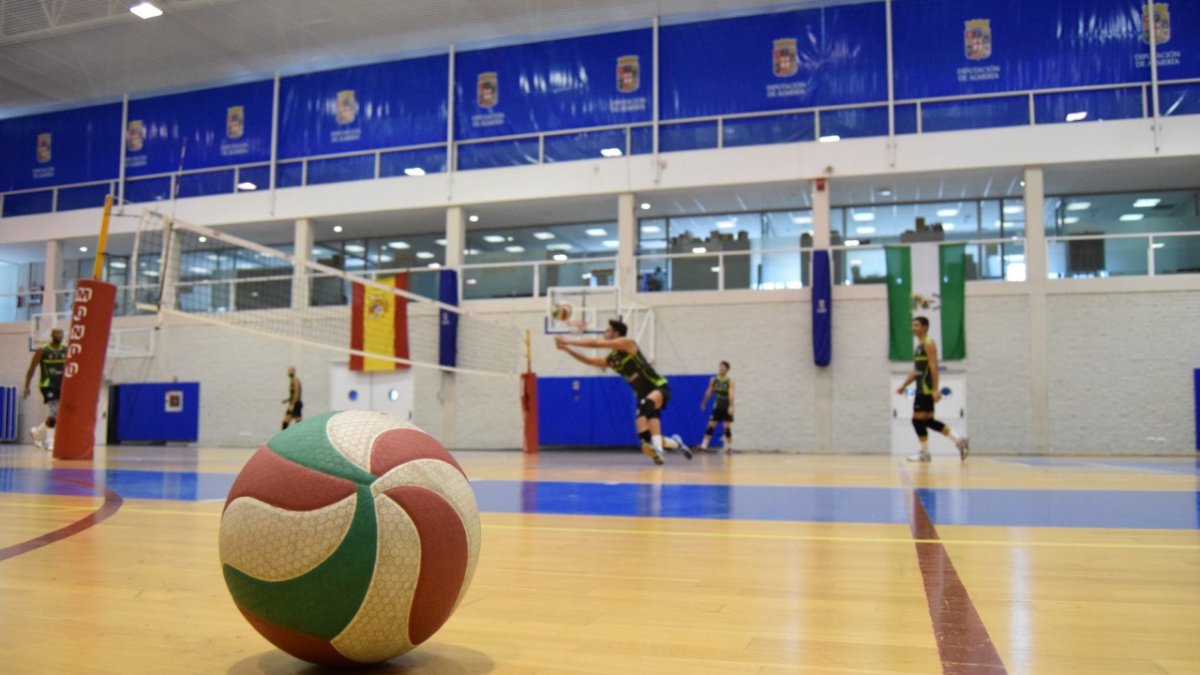 Los chicos del Unicaja se preparan para saltar a la pista.