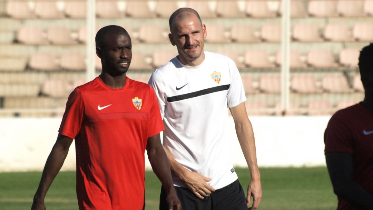 Diamanka y Soriano hablando en un entrenamiento.