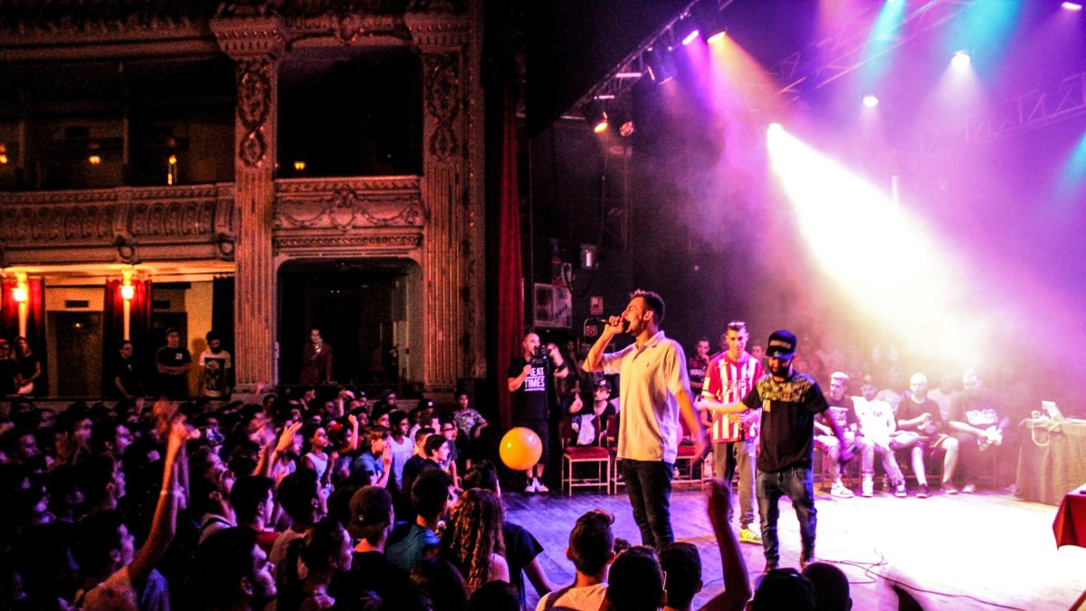 Lleno en el centenario teatro para gozar con el hip-hop.