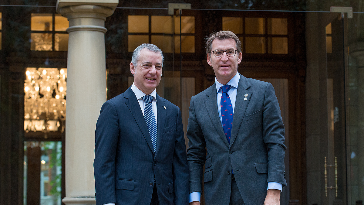 Iñigo Urkullu (PNV), izquierda, y Núñez Feijóo (PP), en una imagen de archivo