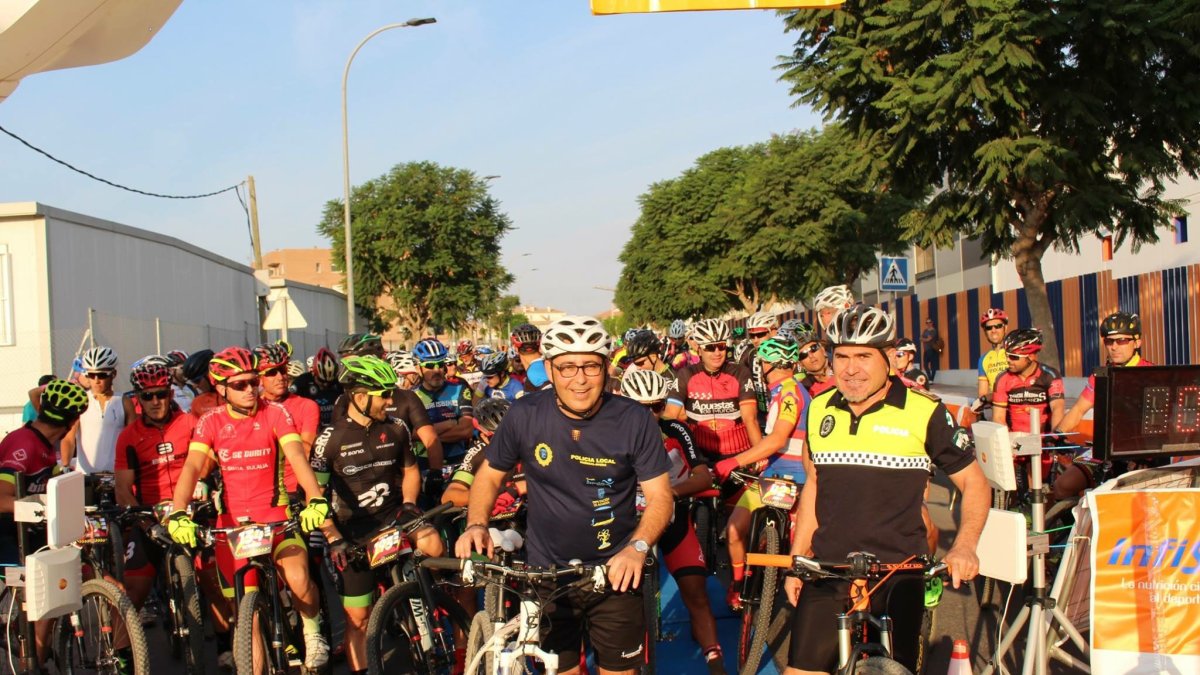 Participantes del MTB con Domingo Fernández al frente.