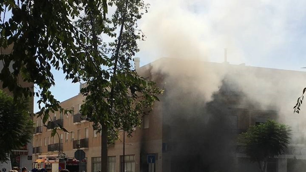 Humo procedente del interior del local afectado.