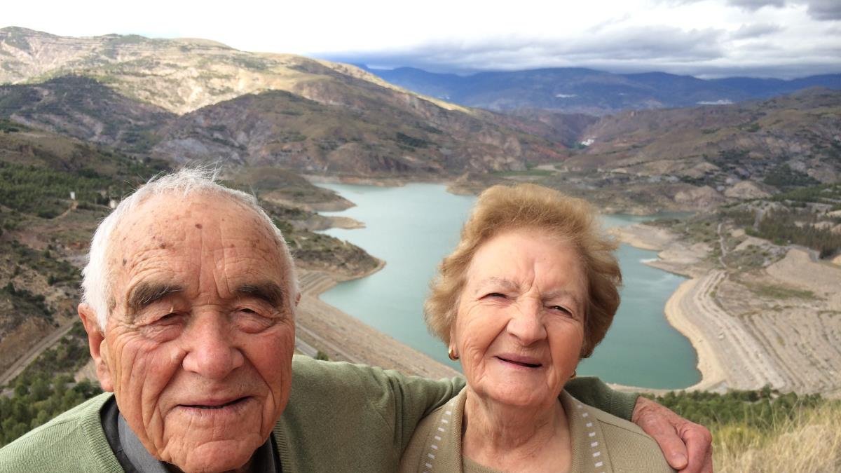 Juan Díaz sy su esposa Elodia Roda, junto al Pantano que se tragó su pueblo, fueron los últimos en abandonar Benínar en 1983.