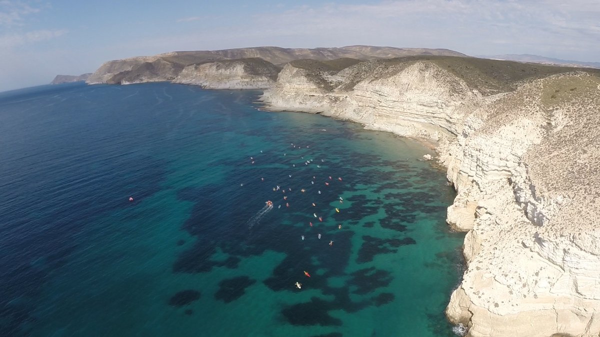 Turistas realizando una salida en kayak en aguas de Cabo de Gata.
