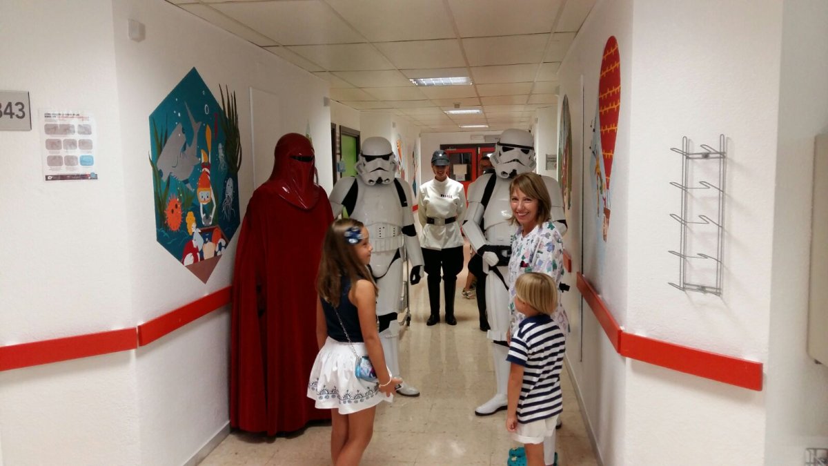 Tropas de asalto y pilotos de los cruceros de batalla del Imperio, en el Área de Pediatría de Torrecárdenas.