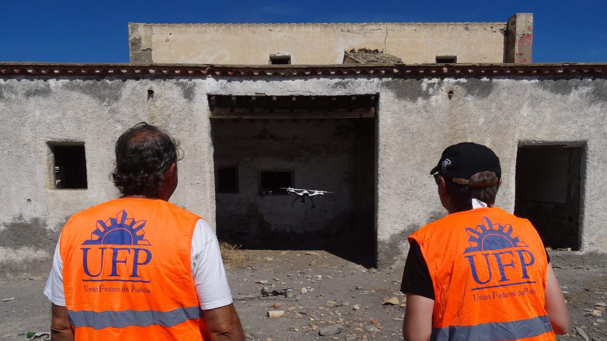 Dos agentes participan en las prácticas del curso organizado por EISO y la UFP.