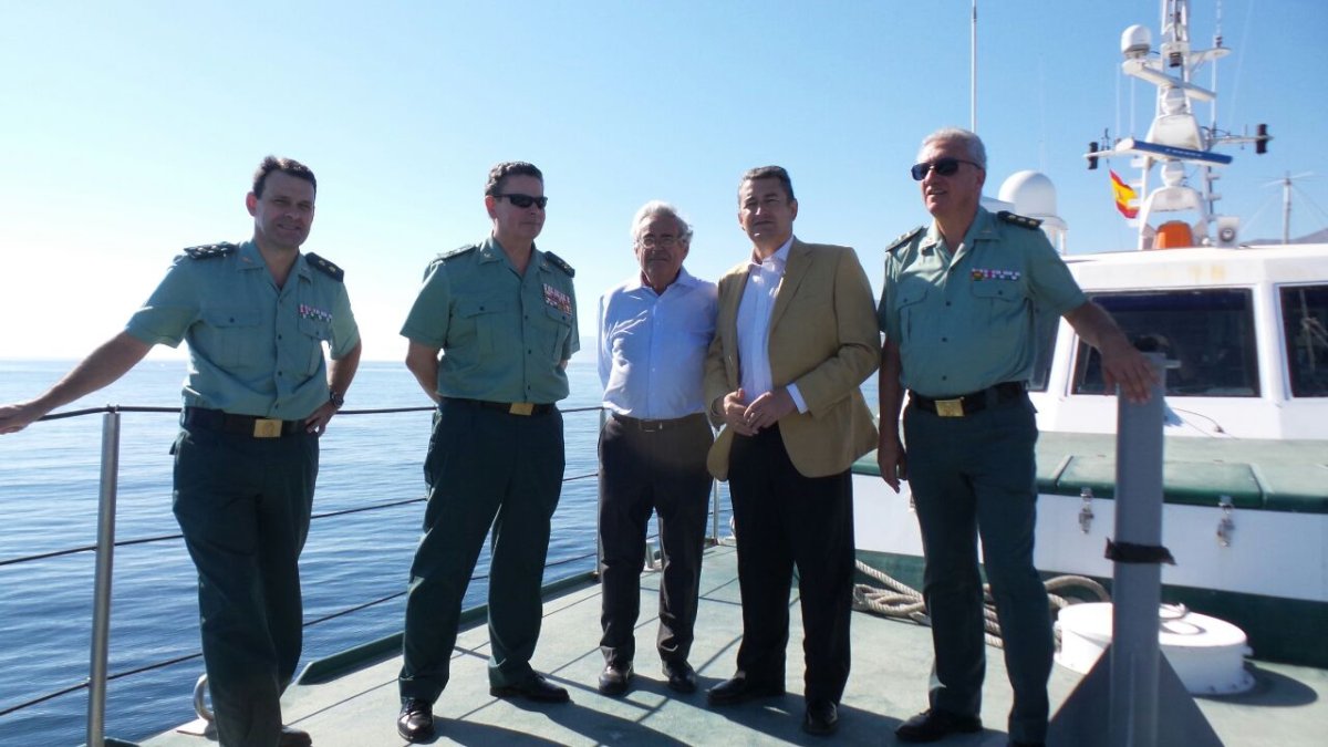 Visita de Antonio Sanz junto con miembros de la Guardia Civil.