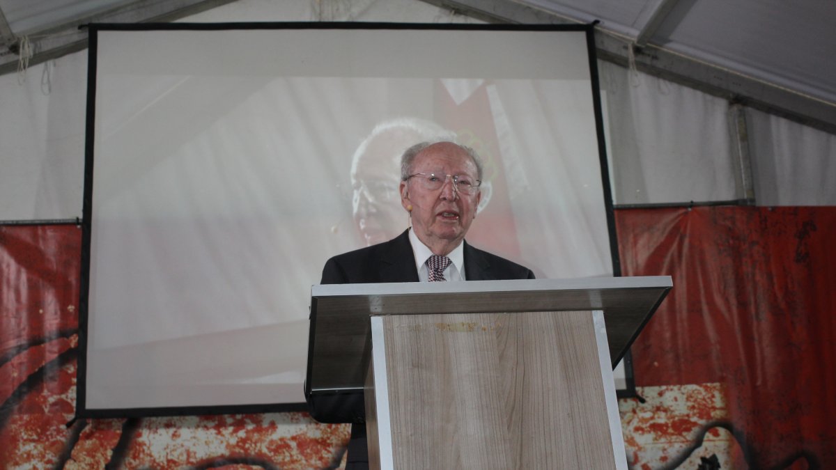 El pastor Wayman Mitchell durante su oración y sanidad de ayer tarde en la X Cruzada de Milagros.