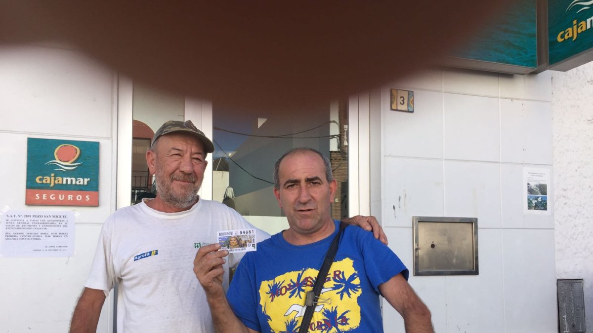 Imagen de Matías J. González (de azul) junto a uno de los agraciados con el sorteo. L