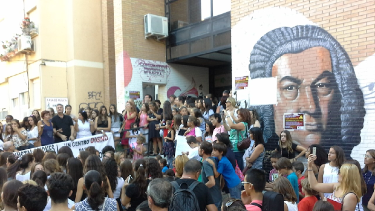 Concentración a las puertas del conservatorio.