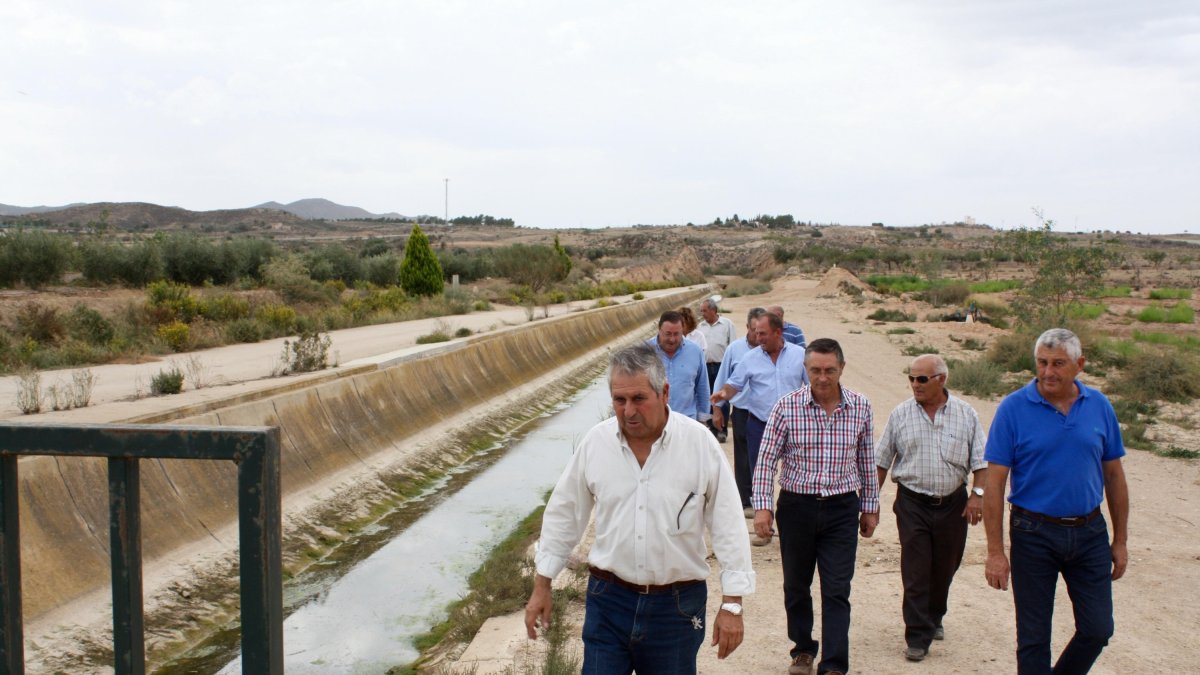 Regantes del Almanzora junto uno de los canales de agua procedente del Trasvase del Tajo-Segura.