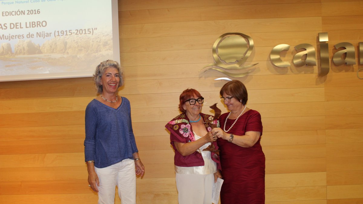 La presidenta de la Asociación, Pilar González, entregó el premio a las autoras del libro ‘Yo no fui a la escuela - Mujeres de Níjar (1915-2015) y re