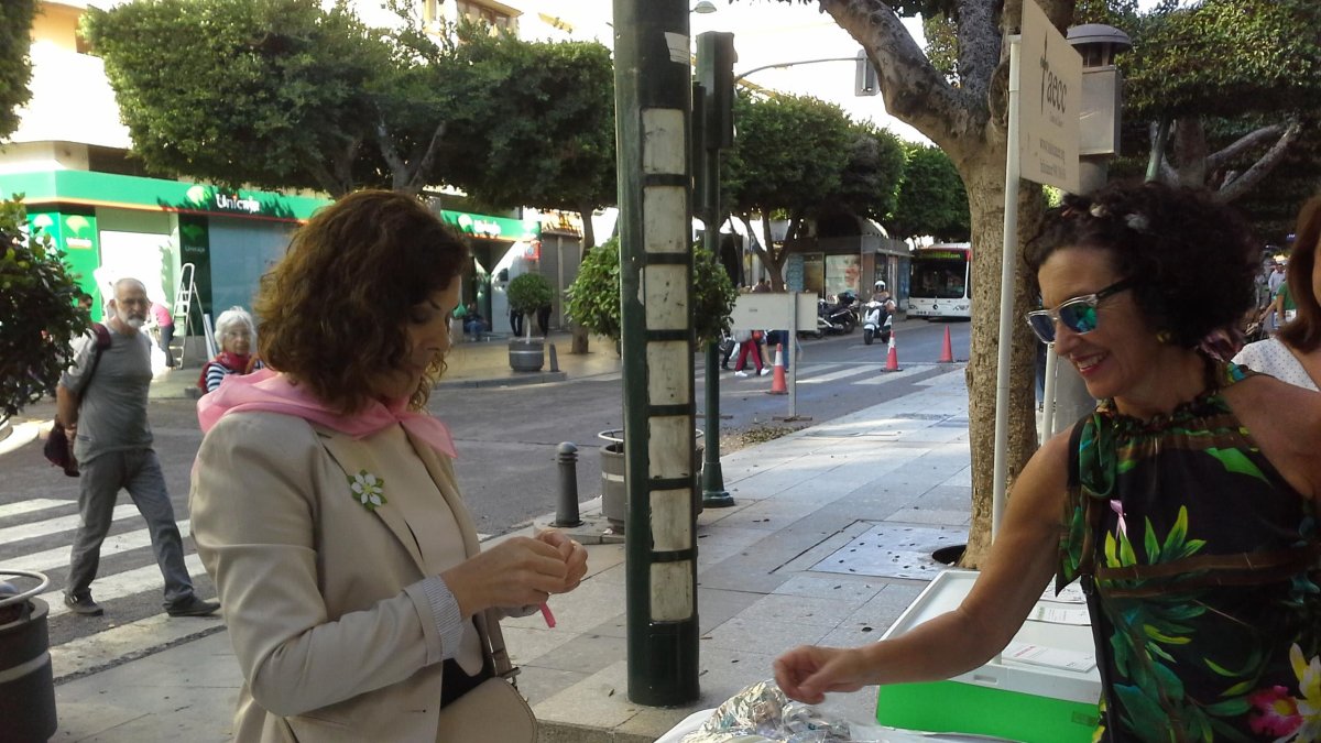 Voluntarios a favor de la lucha contra el cáncer de mama.