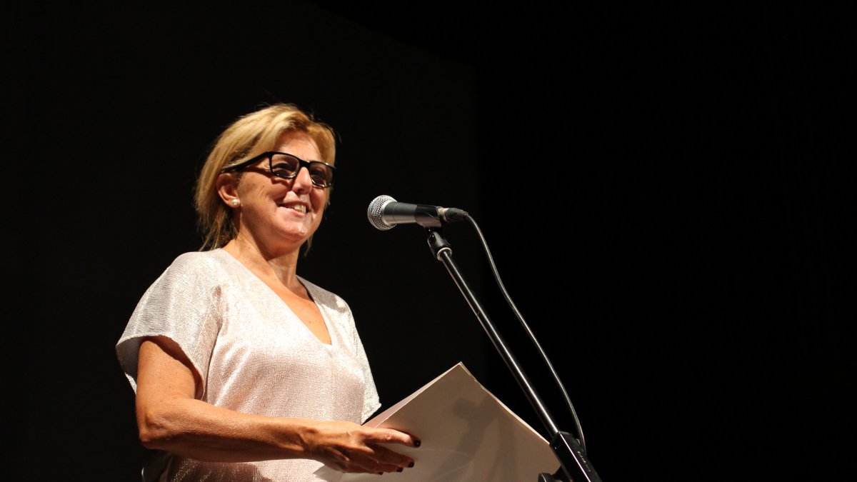 La concejal de Familia e Igualdad de Oportunidades, Pilar Ortega, durante la lectura de un Manifiesto en conmemoración del Día Internacional contra l