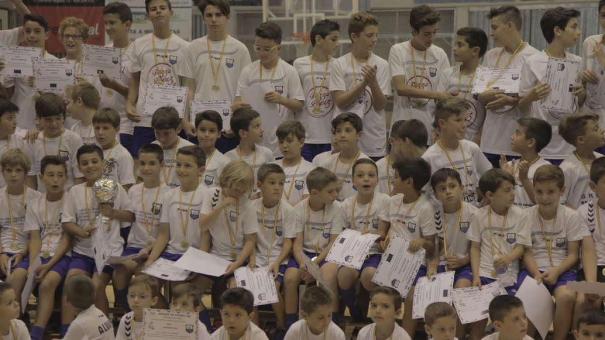 Los niños con sus diplomas en el final del pasado curso.