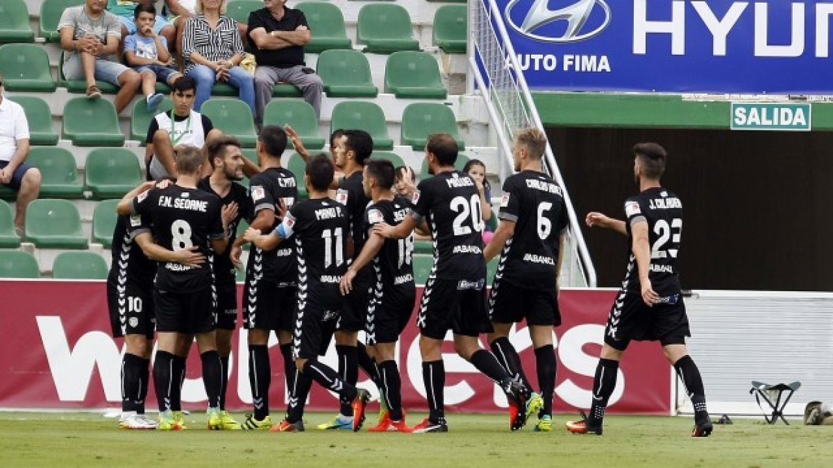 Los jugadores del Lugo celebrando un gol en Elche.