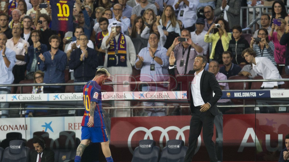 Messi abandonando el terreno de juego.