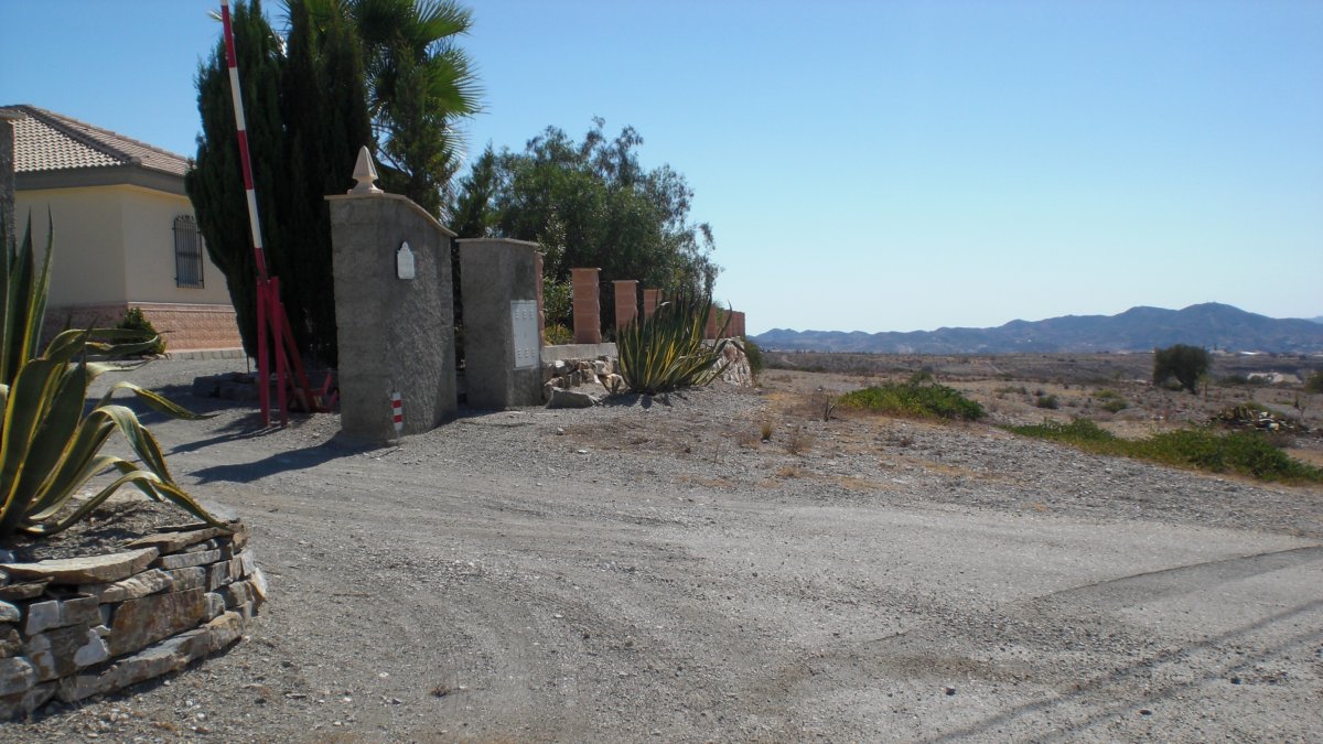 Imagen es del lugar de la parada y del camino por el que deberían transitar las menores para coger el autobús