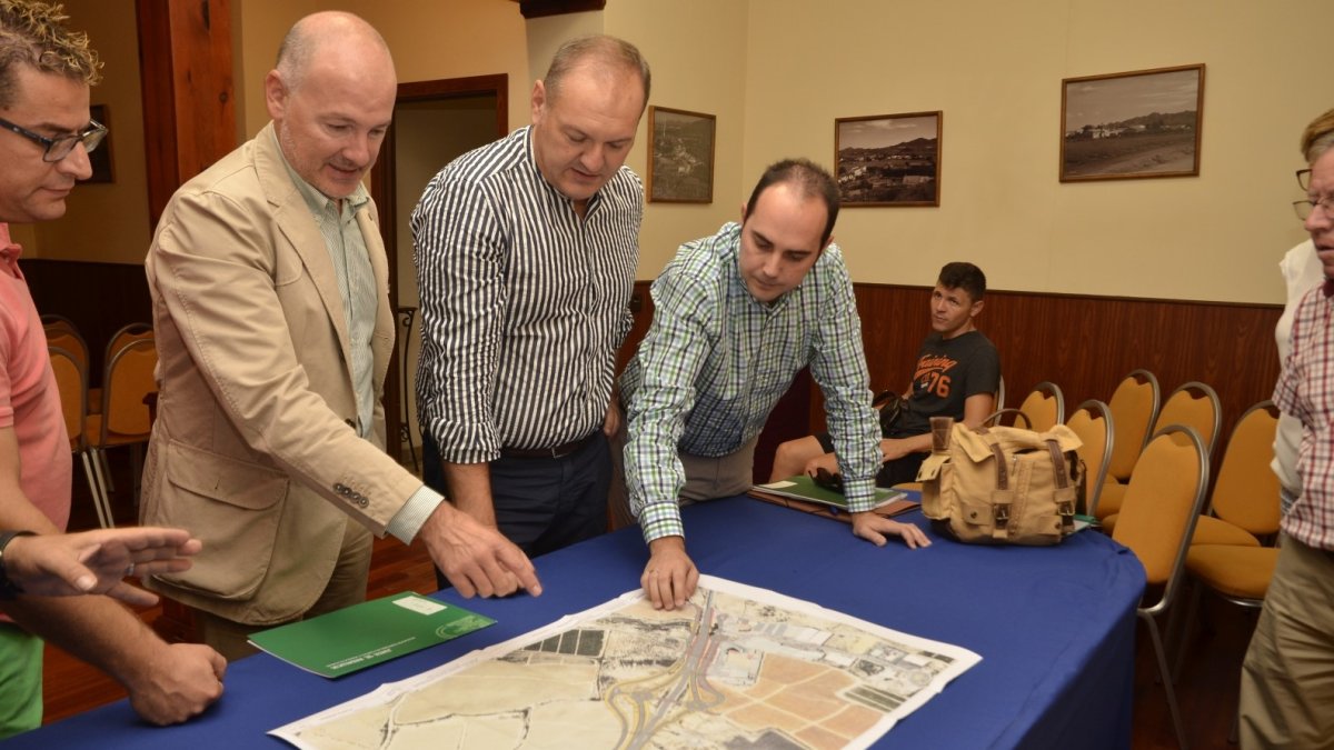 Momento de la visita del delegado al municipio