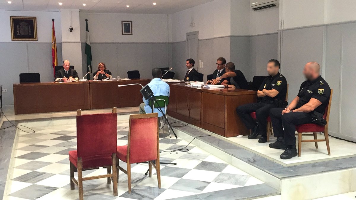 Panorámica de la sala de vistas, con el acusado Alain N. B. en el centro