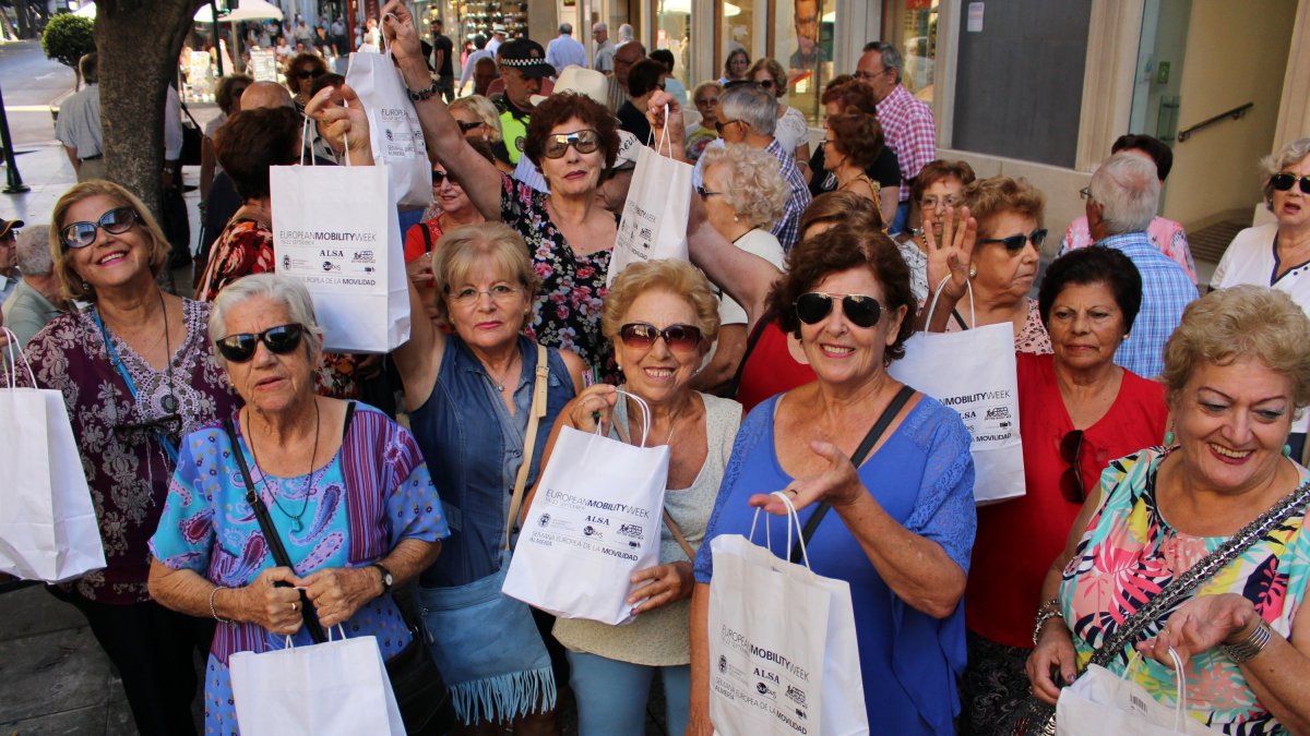 Algunas de las asistentes a la Ruta de Mayores junto a las bolsas de aperitivos ofrecidas por la Policía Local durante el trayecto.