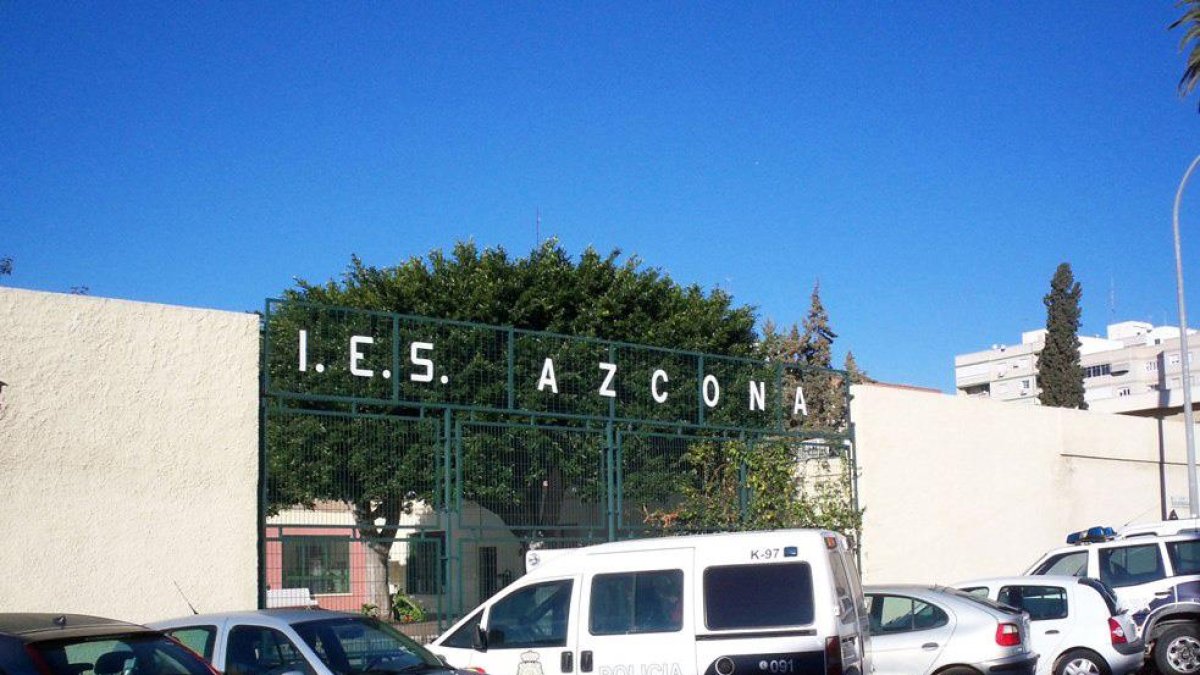 Puerta de acceso al IES Azcona en la capital.